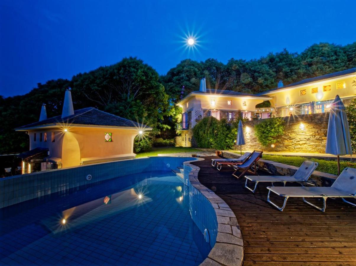 Country Estate With Pool Ferienhaus